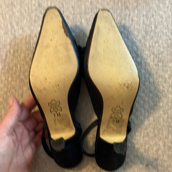 Navy pointed toe shoes. Flowers & beads design. - Picture 4 of 11